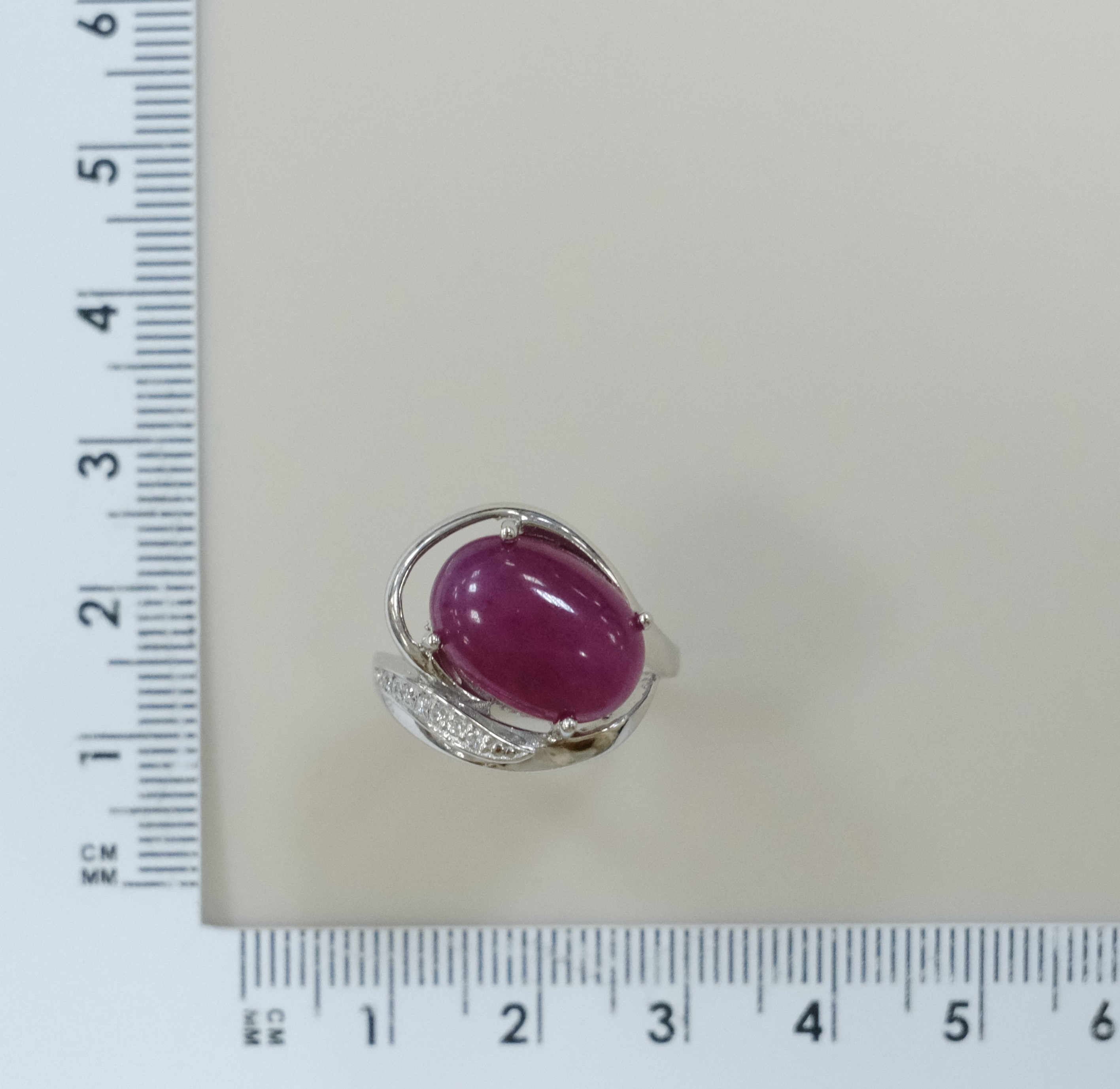 Серебряное кольцо с малиновым жадеитом